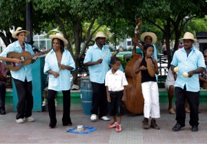 Orquesta santiaguera en el parque Cespedes.  Foto: Ismael Francisco/Cubadebate.